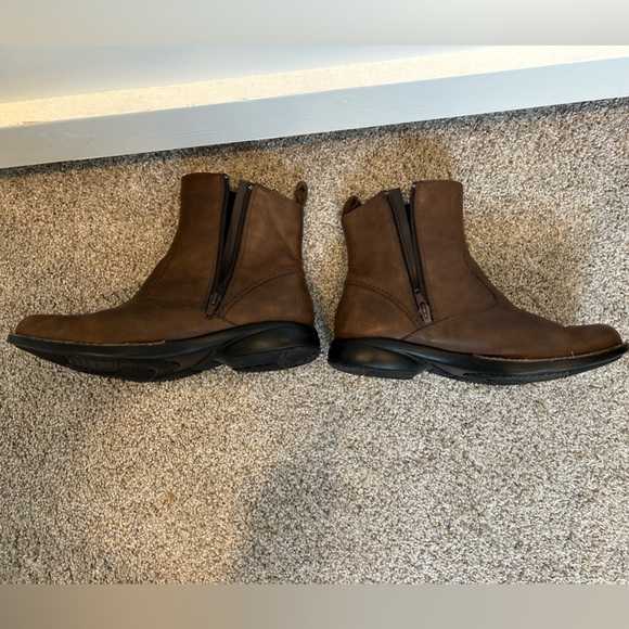 Merrell ankle boots. Brown, size 9 - Picture 3 of 7